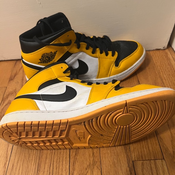 Nike Air Jordan 1 mid Taxi/White/Black - Picture 3 of 4